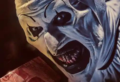 Trailer de Terrifier 3 ¡Art the Clown quiere hacer una verdadera masacre en Halloween Trailer 2 600x413