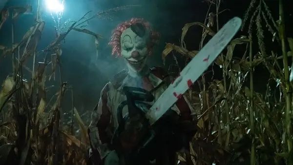 Clown in a Cornfield (2025) 2
